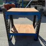 Индустриална работна маса с шперплат L1000 x D600 x H1000 – 1000 кг/ниво СИВО И СИНЬО - Image 2