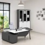 Комплект Platinia & LumaSeat – Директорско бюро със страничен шкаф, ергономичен стол и шкаф със стъклени врати - Image 2